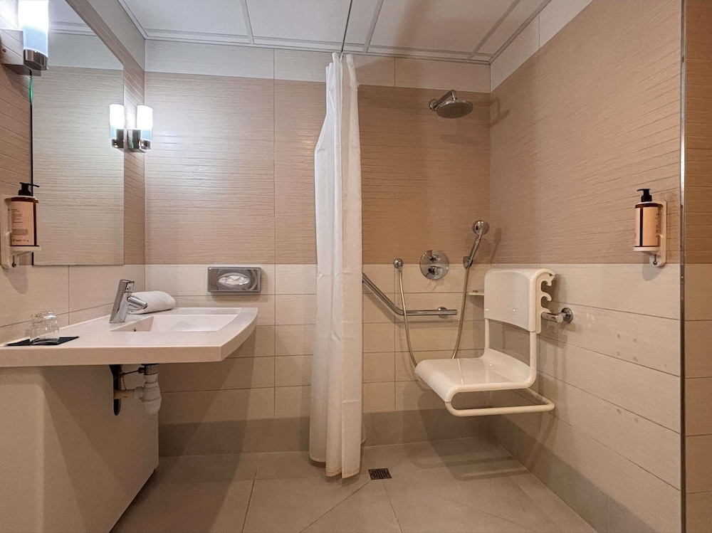 Habitación Estándar Accesible con 1 cama doble del hotel Mercure Libourne Saint-emilion. Foto 4