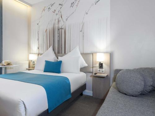 Habitación Doble Privilege con sofá cama del hotel Mercure Paris Montparnasse Raspail. Foto 1
