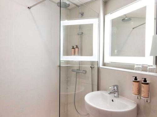 Habitación Doble Clásica del hotel Mercure Paris Montparnasse Raspail. Foto 4