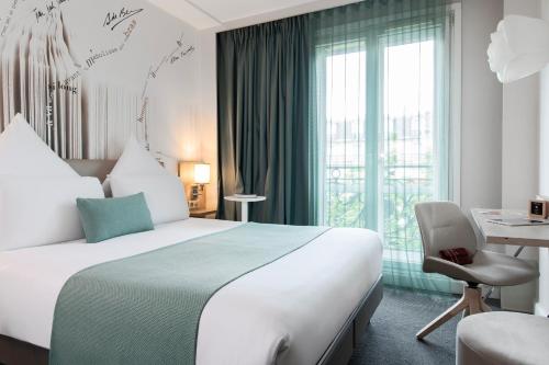 Privilege Double Room with 1 King Bed del hotel Mercure Paris Montparnasse Raspail. Foto 5