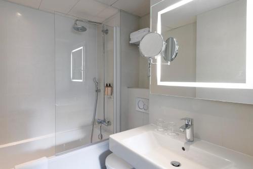 Privilege Double Room with 1 King Bed del hotel Mercure Paris Montparnasse Raspail. Foto 6