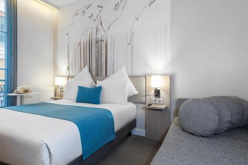 Habitación Doble Privilege con sofá cama del hotel Mercure Paris Montparnasse Raspail. Foto 8