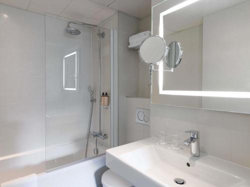 Privilege Double Room with 1 King Bed del hotel Mercure Paris Montparnasse Raspail. Foto 6