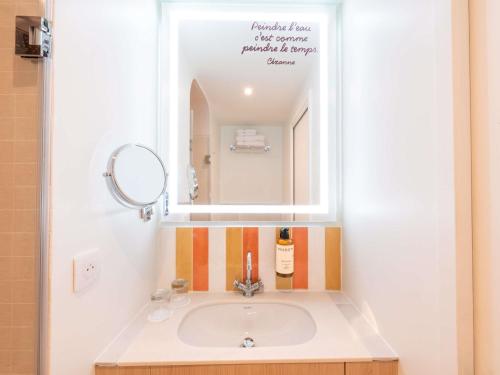 Habitación Clásica reformada del hotel Mercure Paris Montparnasse Raspail. Foto 3