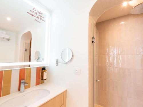 Habitación Clásica reformada del hotel Mercure Paris Montparnasse Raspail. Foto 8