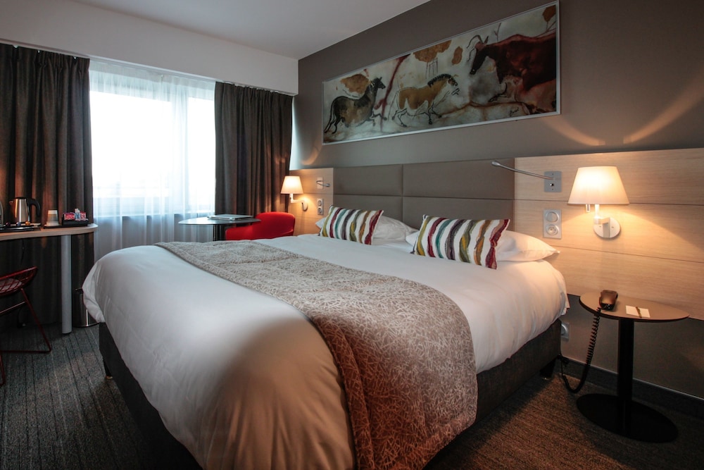 Habitación Classic con una cama doble y ducha del hotel Mercure Périgueux Centre. Foto 2