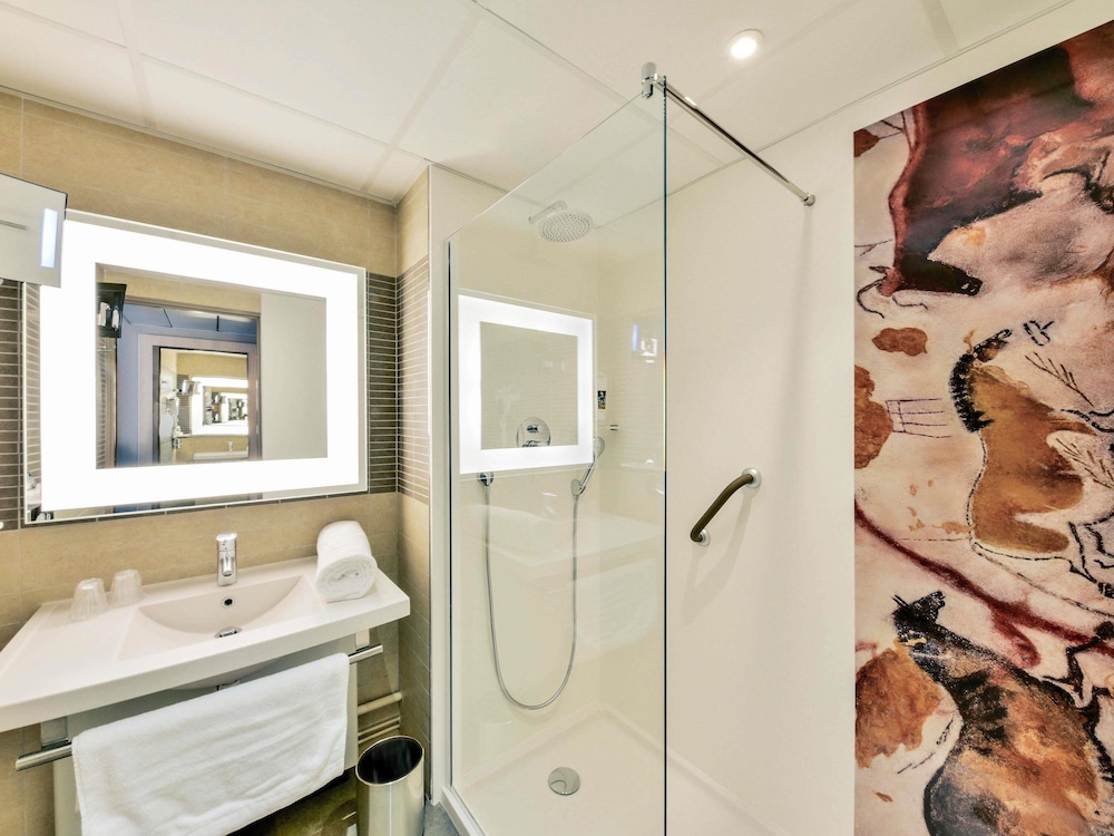 Habitación Classic con una cama doble y ducha del hotel Mercure Périgueux Centre. Foto 4