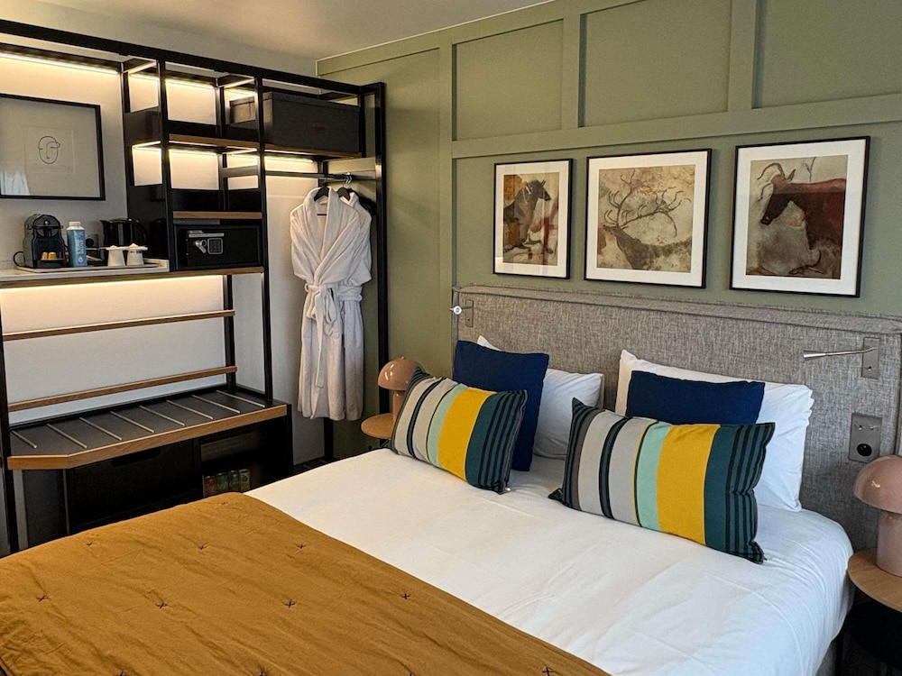 Habitación Privilege con una cama doble y orientada a la ciudad del hotel Mercure Périgueux Centre