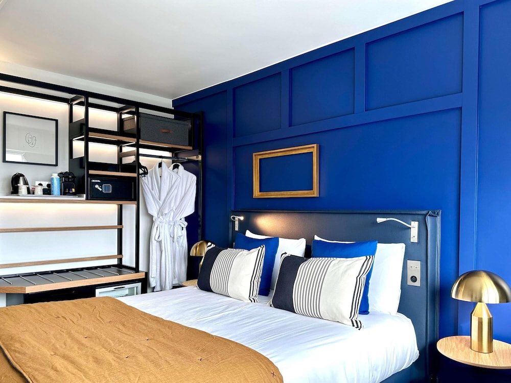Habitación Privilege con una cama doble y orientada a la ciudad del hotel Mercure Périgueux Centre. Foto 3