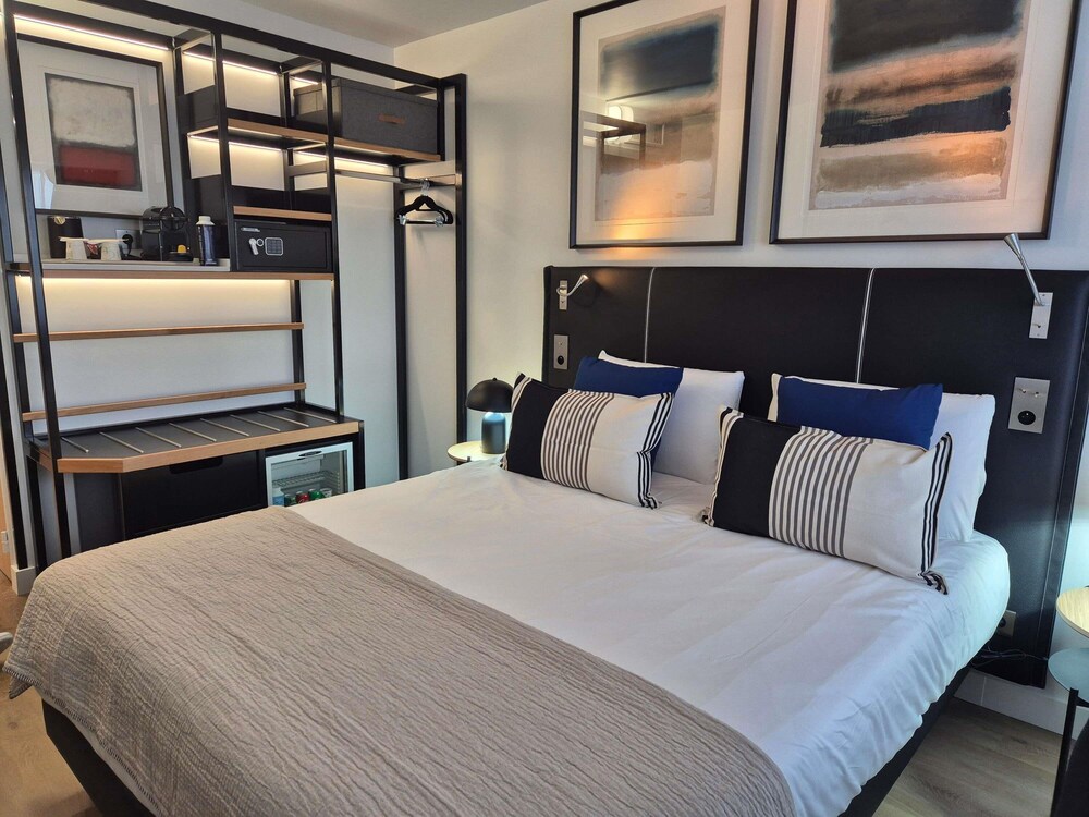 Habitación Privilege con una cama doble y orientada a la ciudad del hotel Mercure Périgueux Centre. Foto 4