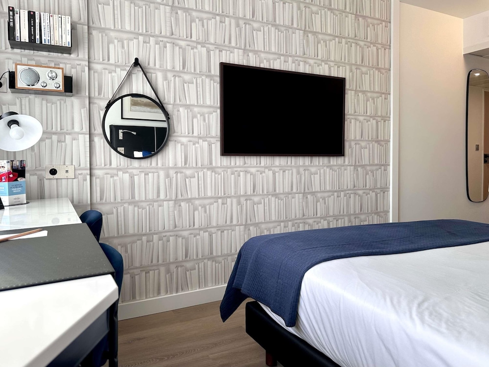 Habitación Privilege con una cama doble y orientada a la ciudad del hotel Mercure Périgueux Centre. Foto 5