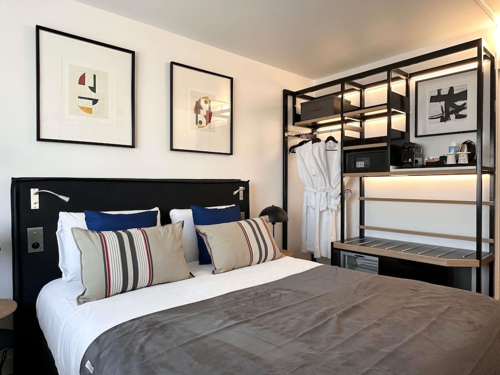 Habitación Privilege con una cama doble y orientada a la ciudad del hotel Mercure Périgueux Centre. Foto 6