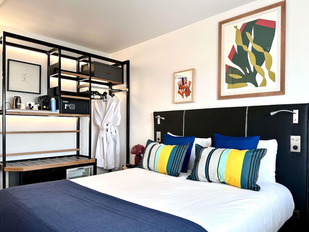 Habitación Privilege con una cama doble y orientada a la ciudad del hotel Mercure Périgueux Centre. Foto 7