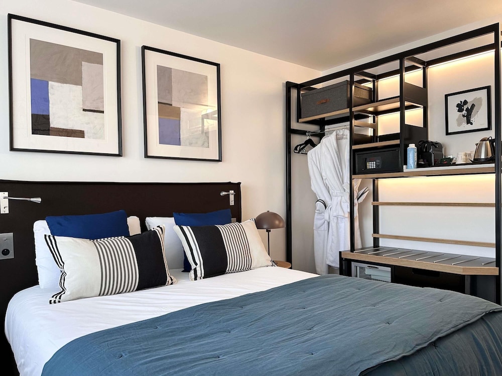 Habitación Privilege con una cama doble y orientada a la ciudad del hotel Mercure Périgueux Centre. Foto 8