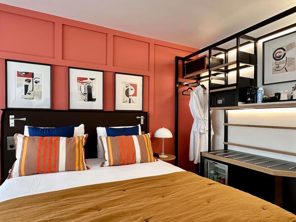 Habitación Privilege con una cama doble y orientada a la ciudad del hotel Mercure Périgueux Centre. Foto 9