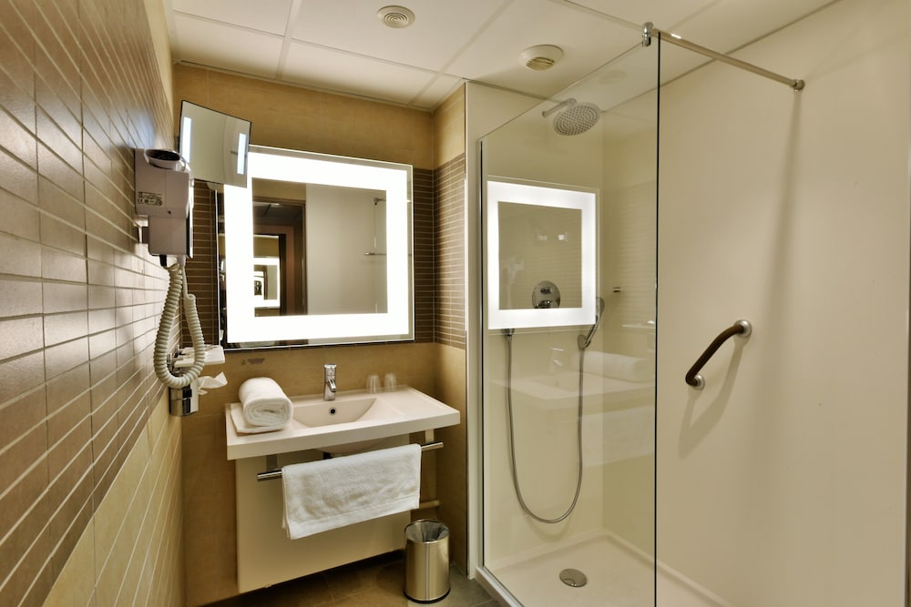 Habitación Privilege con una cama doble y orientada a la ciudad del hotel Mercure Périgueux Centre. Foto 11