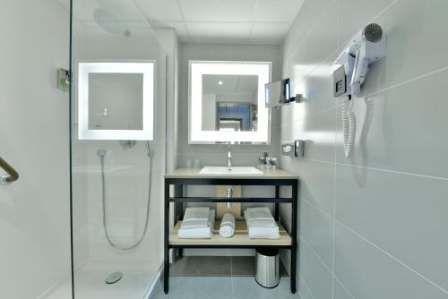Habitación Privilege para no fumadores con unacama doble y orientada a la ciudad del hotel Mercure Périgueux Centre. Foto 1