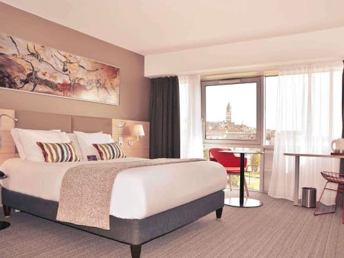 Habitación Privilege para no fumadores con unacama doble y orientada a la ciudad del hotel Mercure Périgueux Centre. Foto 2