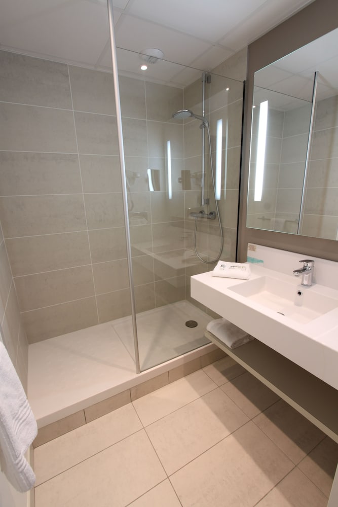 Suite - 1 cama doble y 1 sofá - cama doble del hotel Mercure Niort Marais Poitevin