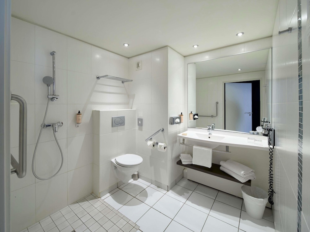 Habitación confort adaptada para personas con movilidad reducida del hotel Mercure Chartres Centre Cathédrale. Foto 6