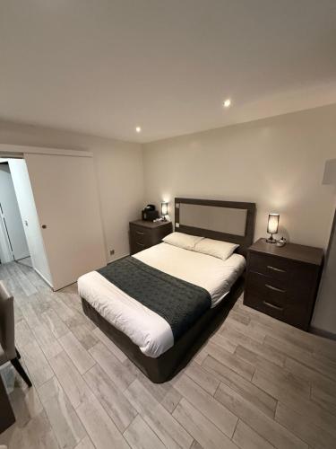 Habitación Doble adaptada para personas con movilidad reducida del hotel Mary's République. Foto 1
