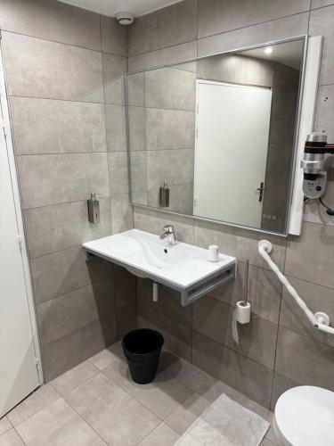 Habitación Doble adaptada para personas con movilidad reducida del hotel Mary's République. Foto 4