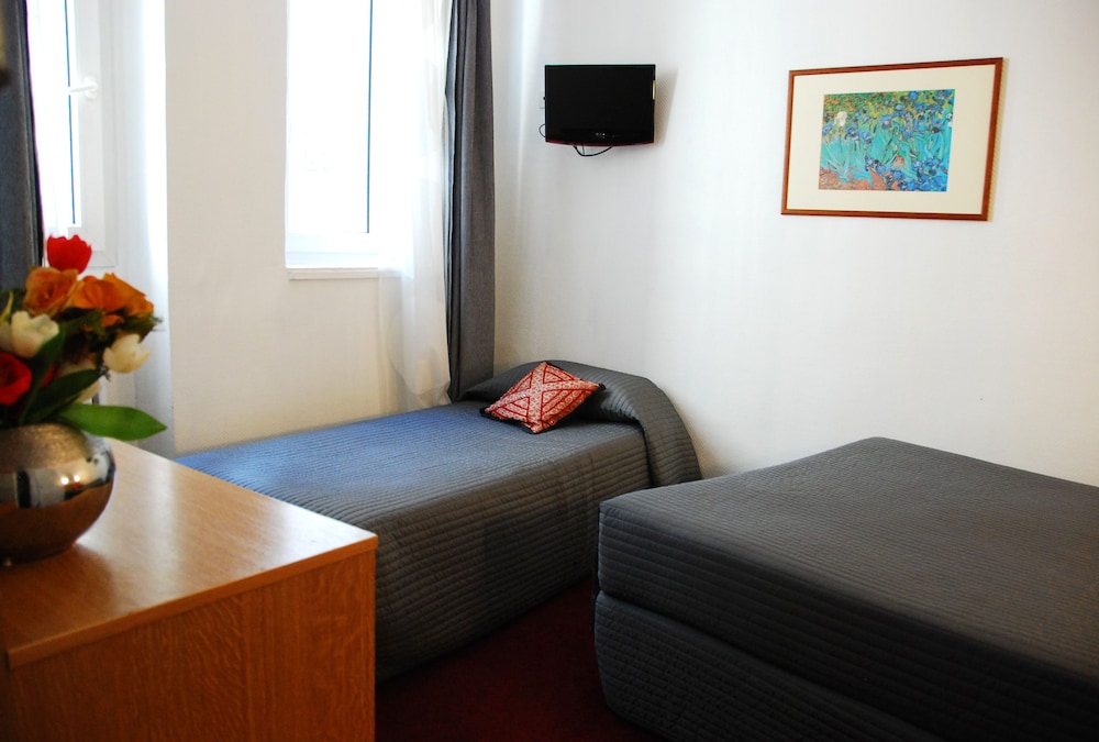 Habitación triple (Klesia) del hotel Cosy Monceau. Foto 1