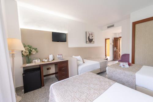 Habitación Triple del hotel Plaza Del Castillo. Foto 3