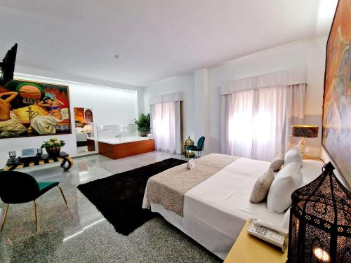Suite con bañera de hidromasaje del hotel Plaza Del Castillo