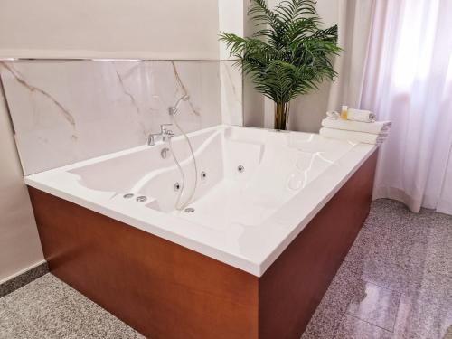Suite con bañera de hidromasaje del hotel Plaza Del Castillo. Foto 9