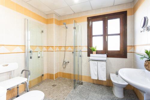 Habitación Doble adaptada para personas con movilidad reducida del hotel Plaza Del Castillo. Foto 1