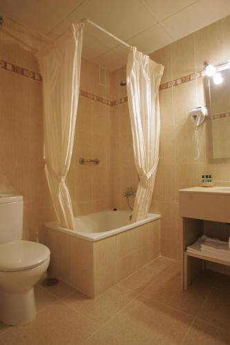Habitación Doble con balcón - 1 o 2 camas del hotel Goartín. Foto 3