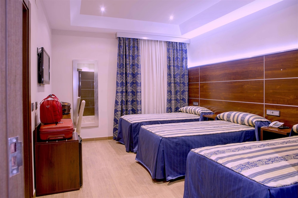 Habitación triple del hotel Castilla Guerrero. Foto 1