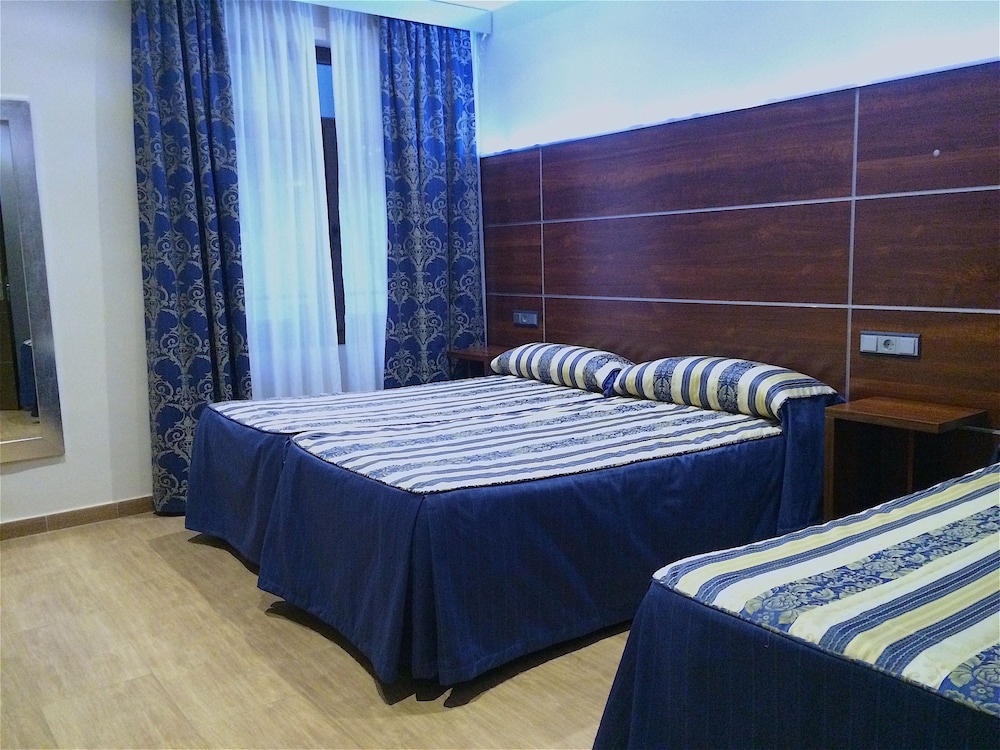 Habitación triple del hotel Castilla Guerrero. Foto 3