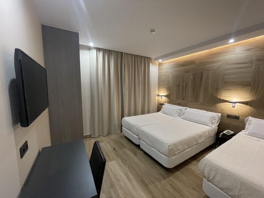 Habitación triple del hotel Castilla Guerrero. Foto 4