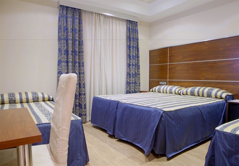Habitación cuádruple del hotel Castilla Guerrero