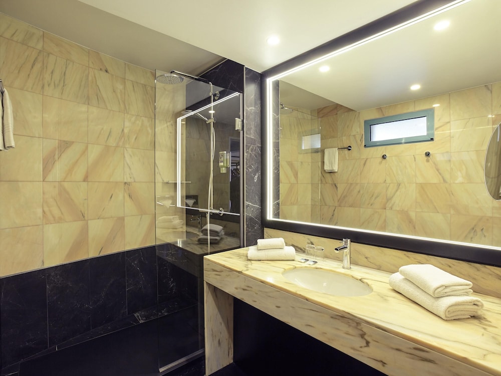 Privilege, Habitación, 1 cama doble del hotel Mercure Paris Saint-ouen. Foto 7