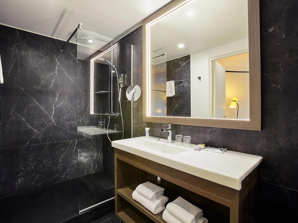 Habitación superior con 2 camas individuales, 2 camas individuales del hotel Mercure Paris Saint-ouen. Foto 4