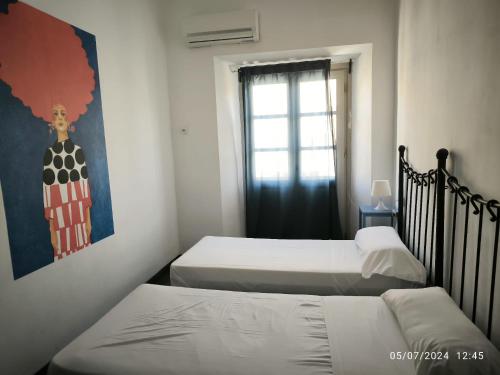 Habitación Doble con balcón y baño compartido - 2 camas del hotel Feel Hostels Soho Malaga. Foto 1