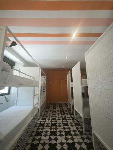Cama en habitación compartida mixta de 10 camas con baño privado del hotel Feel Hostels Soho Malaga