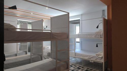 Cama en habitación compartida mixta de 10 camas con baño privado del hotel Feel Hostels Soho Malaga. Foto 1