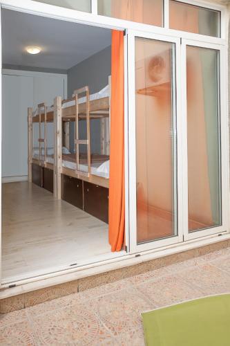 Cama en habitación compartida mixta de 4 camas con terraza del hotel Feel Hostels Soho Malaga