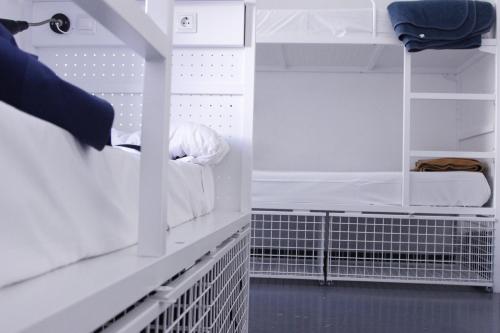 Cama en habitación compartida mixta de 6 camas con balcón del hotel Feel Hostels Soho Malaga