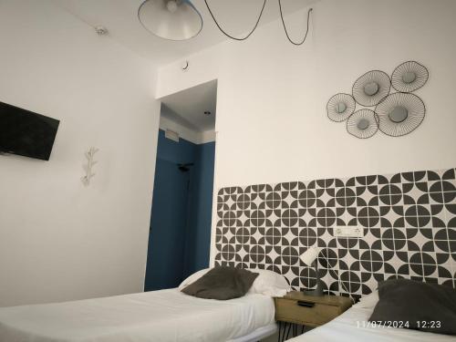 Habitación Doble con baño del hotel Feel Hostels Soho Malaga. Foto 4