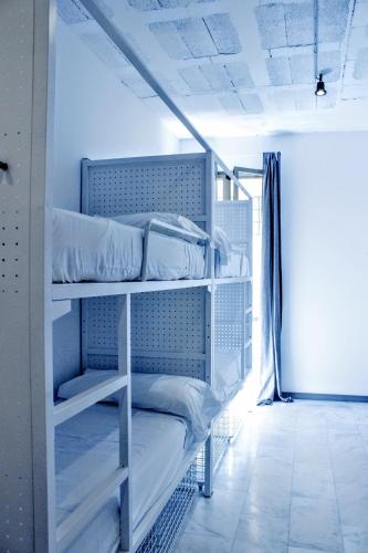 Cama en habitación compartida mixta con 4 camas y baño privado del hotel Feel Hostels Soho Malaga