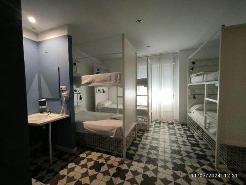 Cama en habitación compartida mixta con 6 camas y baño privado del hotel Feel Hostels Soho Malaga. Foto 2