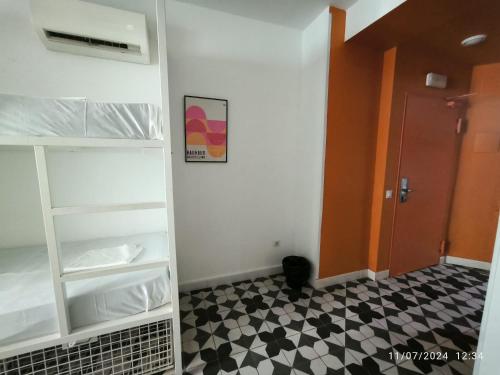 Cama en habitación compartida mixta con 6 camas y baño privado del hotel Feel Hostels Soho Malaga. Foto 3