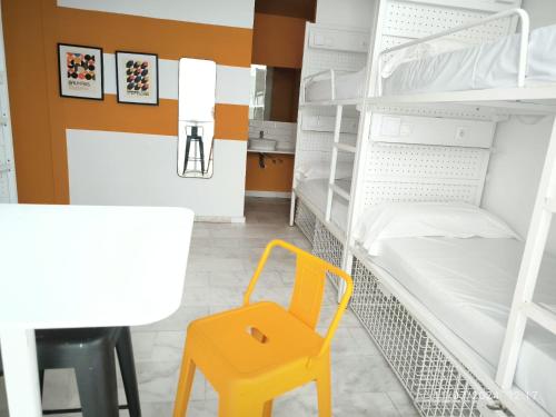Cama en habitación compartida mixta con 6 camas y baño privado del hotel Feel Hostels Soho Malaga. Foto 4