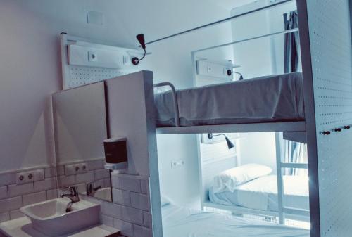 Cama en habitación compartida femenina de 6 camas con baño privado del hotel Feel Hostels Soho Malaga