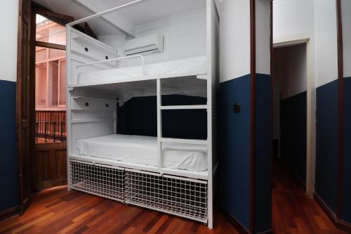 Cama en habitación compartida mixta de 12 camas con baño privado del hotel Feel s City Center